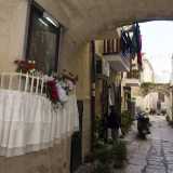 La cantina du Calandr�idde nascque in corte Alberolungo, di fronte alla Basilica di San Nicola. Ed � proprio qui che incontriamo Nan�ne, nel posto in cui trova l�abitazione di suo figlio Vincenzo, l� dove l�uomo carica le bevande e parte per le consegne